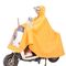 Moto montant le poncho jaune imperméable de pluie de double bicyclette